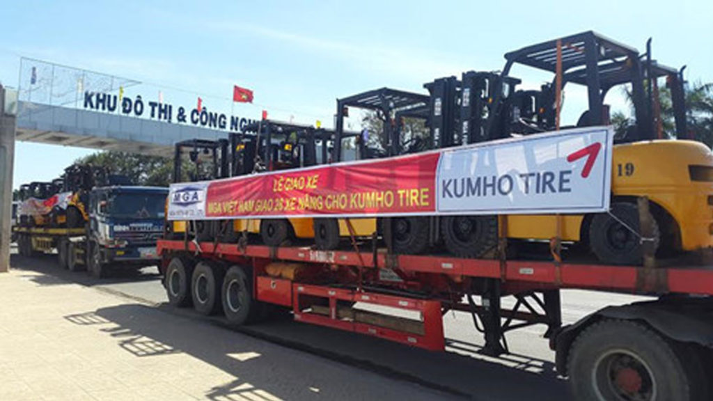 bàn giao xe nâng Kumho Tire